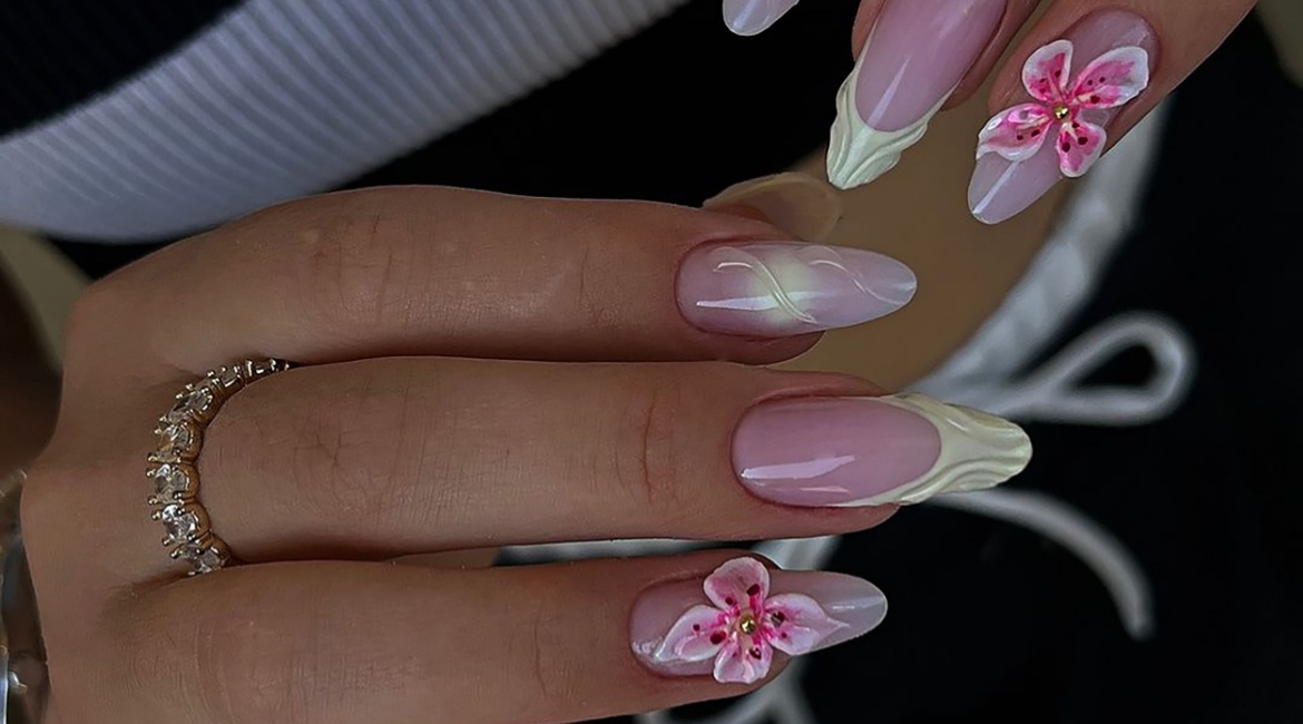 Nail art ženska osoba za radnim stolom jede hamburger