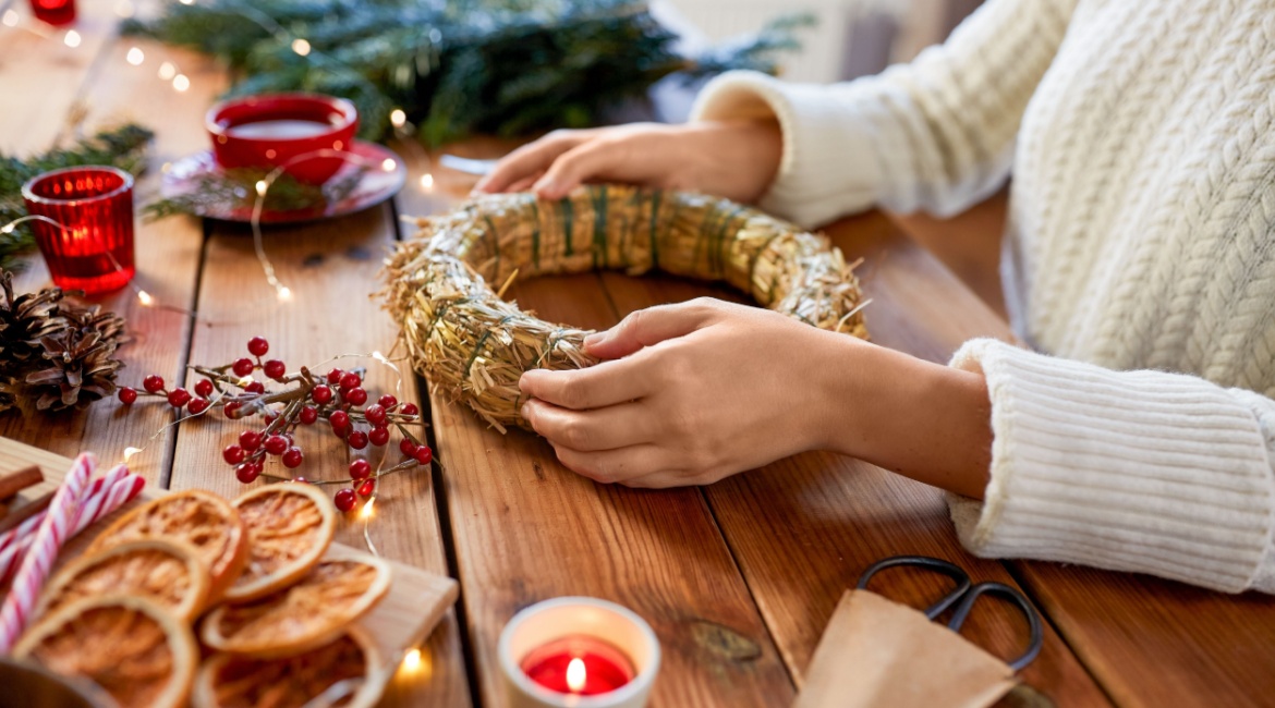 Osnova adventskog vijenca ženska osoba za radnim stolom jede hamburger