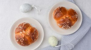 Uskrsna pinca ženska osoba za radnim stolom jede hamburger