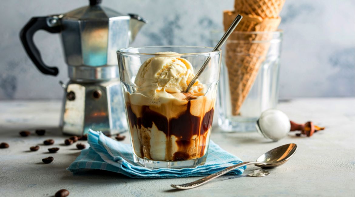 affogato ženska osoba za radnim stolom jede hamburger