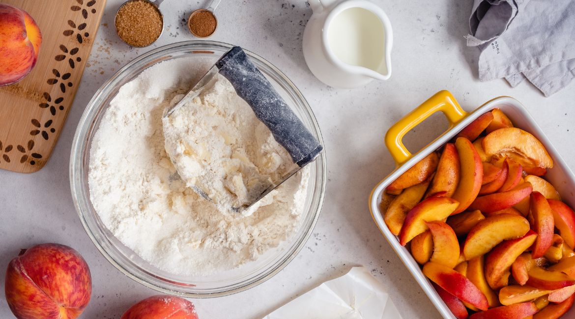 peach cobbler ženska osoba za radnim stolom jede hamburger