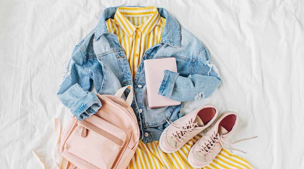 back2school outfit ženska osoba za radnim stolom jede hamburger