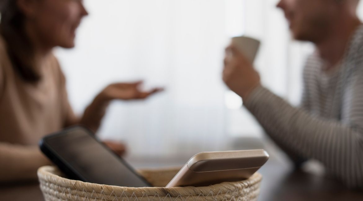 digitalni detox obitelj ženska osoba za radnim stolom jede hamburger
