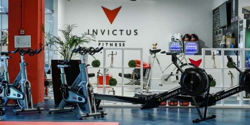 teretana invictus ženska osoba za radnim stolom jede hamburger